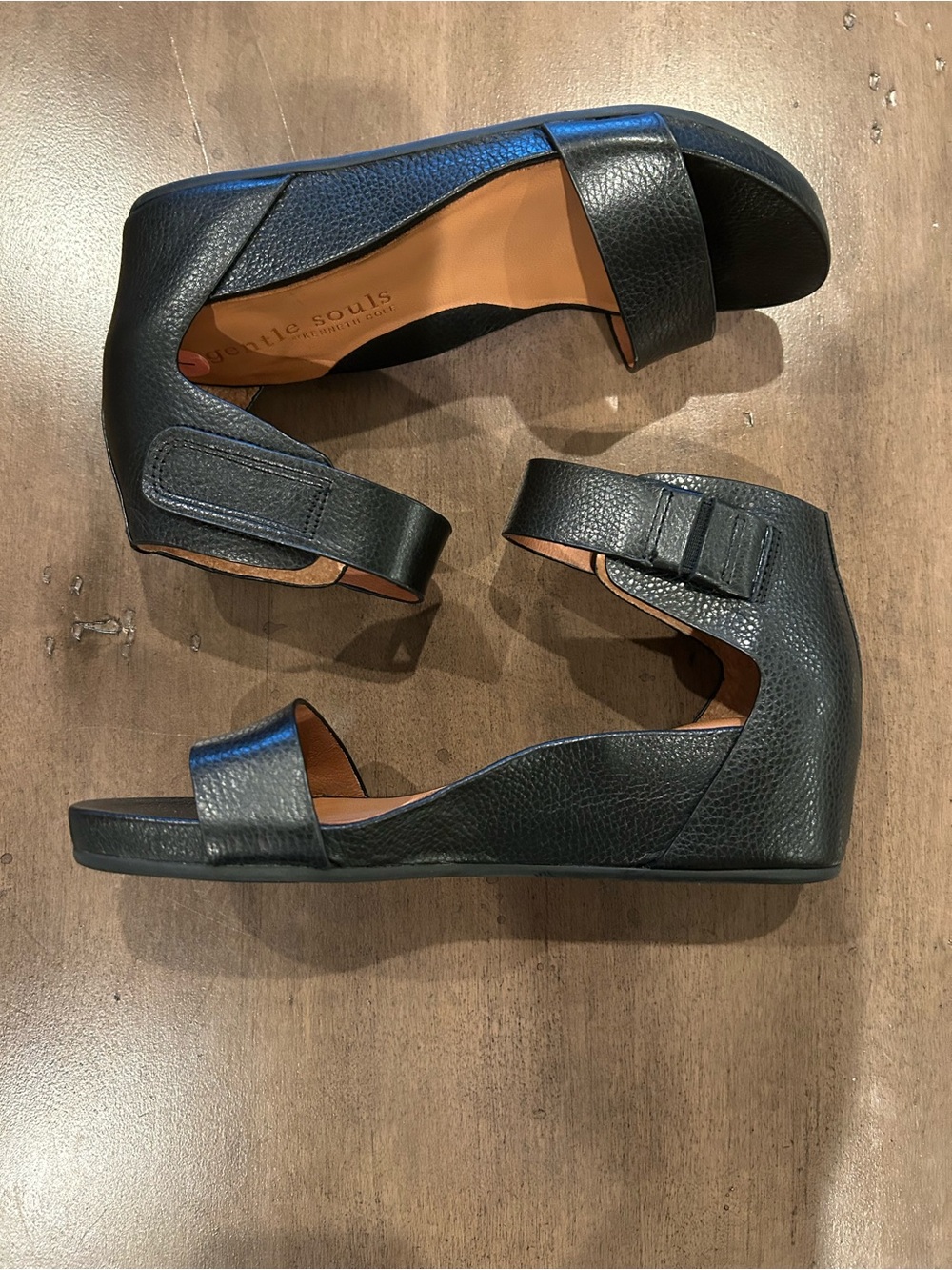 Gentle Souls by Kenneth Cole Georgette Black Leather Sandal Size 7 NIB